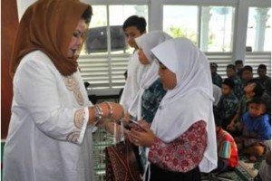 Bupati Kuningan memberikan santunan kepada anak yatim piatu saat perayaan ulang tahunnya yang ke-63